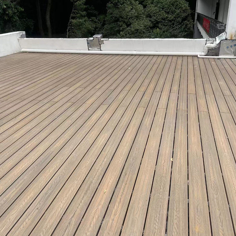 2024 Più popolare Nuovo design impermeabile anti scivolamento Terrazzo esterno cavo Decking Wpc Deck Terrazzo pavimenti piastrelle