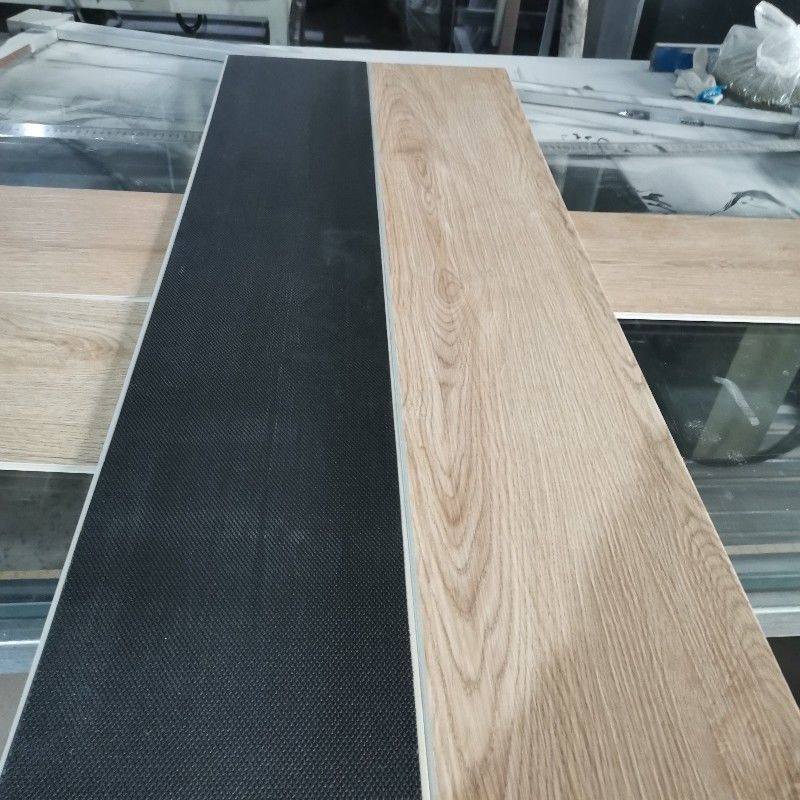 Pavimento in plastica Spc Plank Legno Grano Pietra Pavimento in plastica composito Rivestimento UV Pavimento in vinile impermeabile