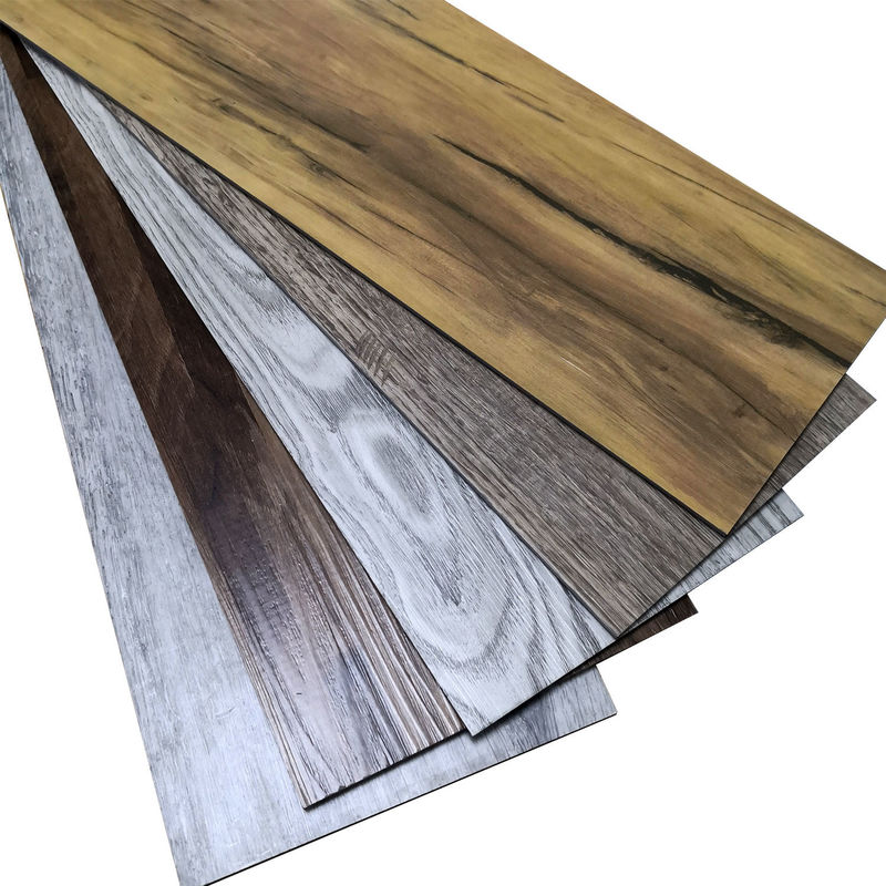 Pavimenti in PVC LVT autoadesivi moderni: la soluzione definitiva per ristrutturare vecchie case