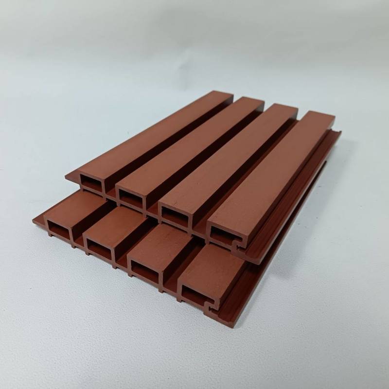 Pannello di rivestimento WPC per esterni con venatura del legno all'ingrosso a basso prezzo