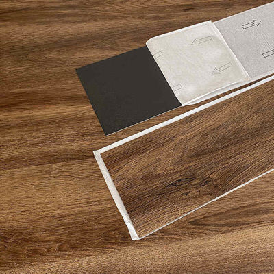 Pavimento in PVC autoadesivo resistente all'usura e facile da pulire