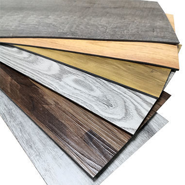 Pavimenti in PVC LVT autoadesivi moderni: la soluzione definitiva per ristrutturare vecchie case