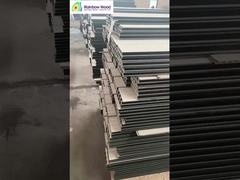 Inventario dei pannelli murali WPC e carico dei camion